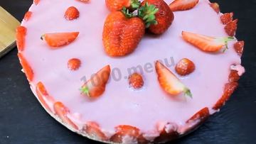 Рецепт Йогуртового торта с клубникой без выпечки