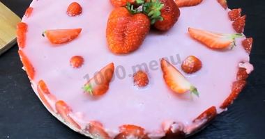 Рецепт Йогуртового торта с клубникой без выпечки