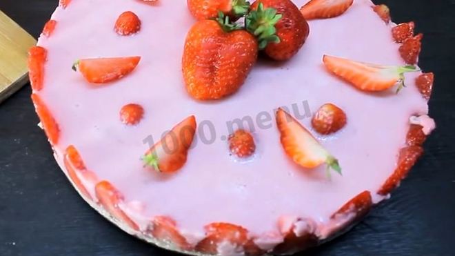 Рецепт йогуртового торта с клубникой без выпечки