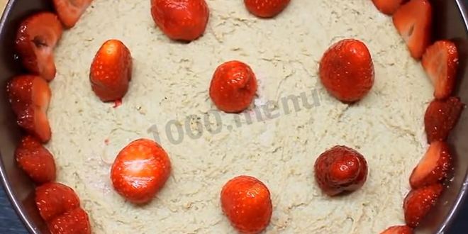Рецепт йогуртового торта с клубникой без выпечки