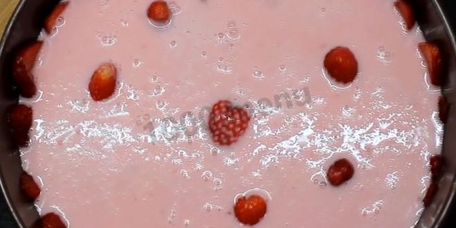 Рецепт йогуртового торта с клубникой без выпечки