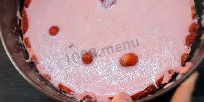 Рецепт йогуртового торта с клубникой без выпечки