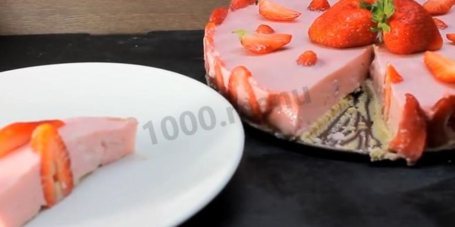 Рецепт йогуртового торта с клубникой без выпечки