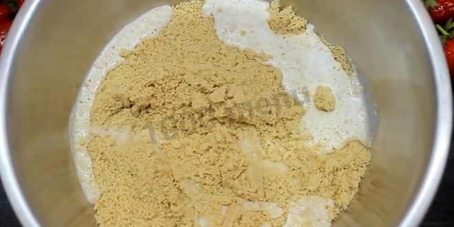 Рецепт йогуртового торта с клубникой без выпечки