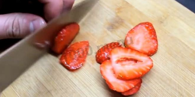 Рецепт йогуртового торта с клубникой без выпечки