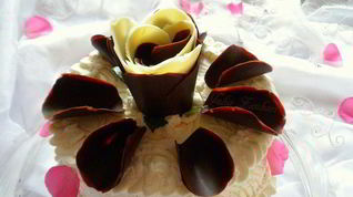 Рецепт Торта с лепестками шоколадных роз и малиновым кремом