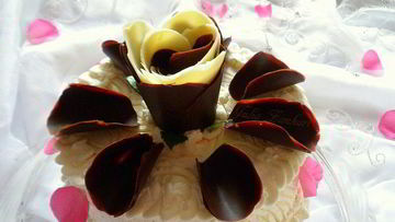 Рецепт Торта с лепестками шоколадных роз и малиновым кремом