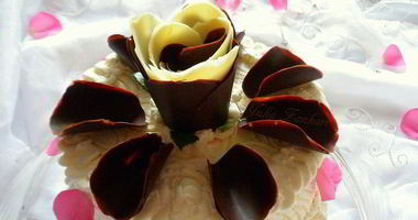 Рецепт Торта с лепестками шоколадных роз и малиновым кремом