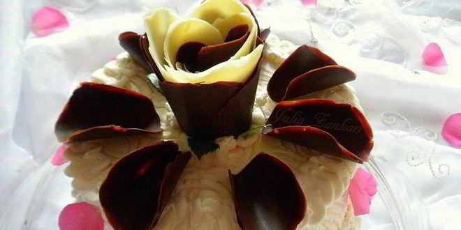 Рецепт Торта с лепестками шоколадных роз и малиновым кремом