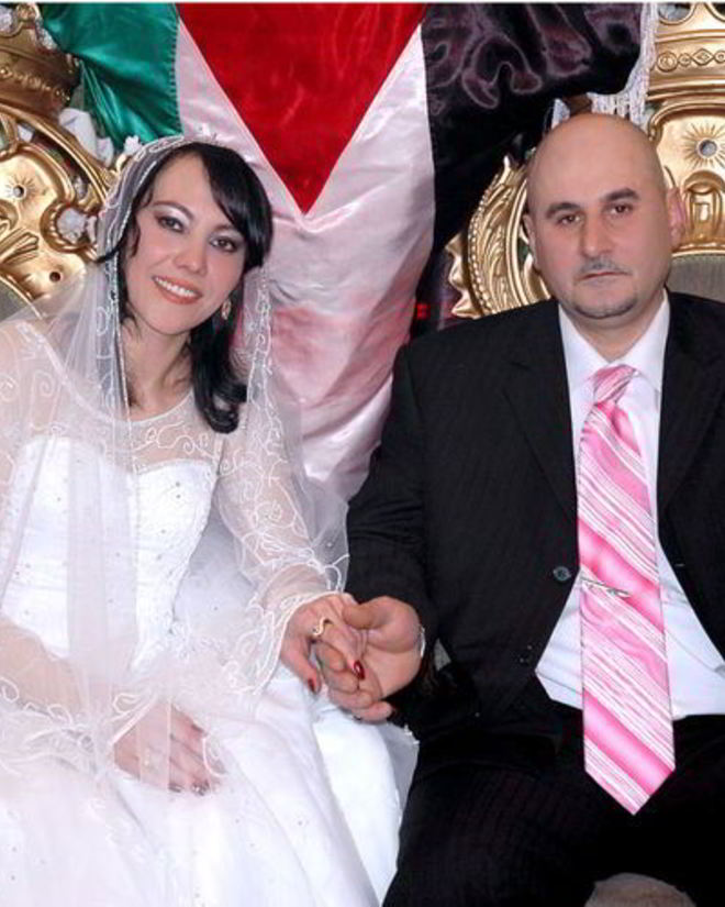 Рецепт торта с лепестками шоколадных роз и малиновым кремом