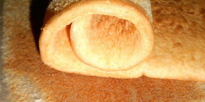 Рецепт торта с лепестками шоколадных роз и малиновым кремом