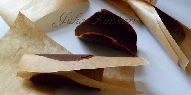 Рецепт торта с лепестками шоколадных роз и малиновым кремом