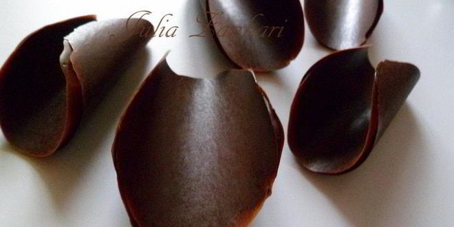 Рецепт торта с лепестками шоколадных роз и малиновым кремом