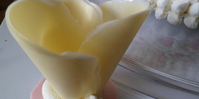 Рецепт торта с лепестками шоколадных роз и малиновым кремом