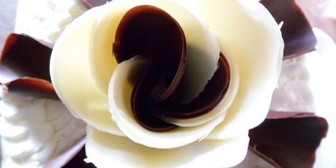 Рецепт торта с лепестками шоколадных роз и малиновым кремом