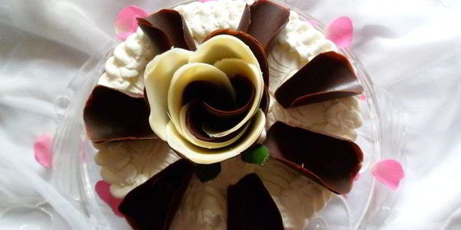 Рецепт торта с лепестками шоколадных роз и малиновым кремом