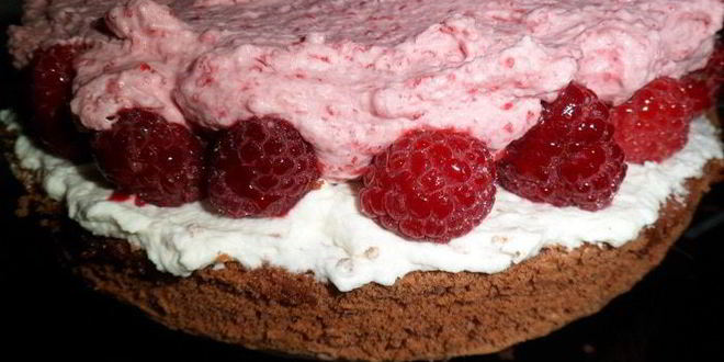 Рецепт торта с лепестками шоколадных роз и малиновым кремом