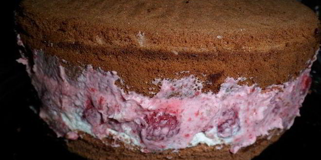 Рецепт торта с лепестками шоколадных роз и малиновым кремом