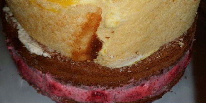 Рецепт торта с лепестками шоколадных роз и малиновым кремом