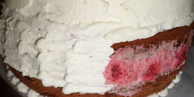 Рецепт торта с лепестками шоколадных роз и малиновым кремом