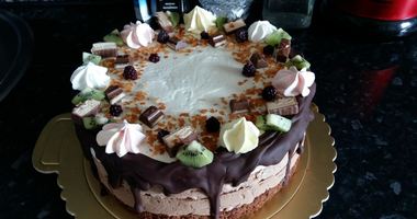 Рецепт Торта Три шоколада с ванилью, бейлисом и фруктами