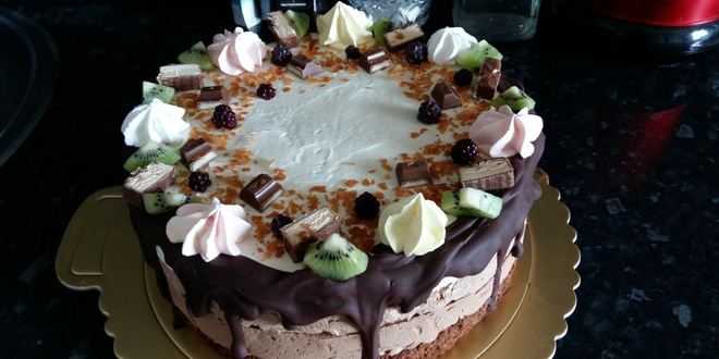 Рецепт Торта Три шоколада с ванилью, бейлисом и фруктами
