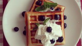 Рецепт Бельгийских вафель с мороженным и взбитыми сливками