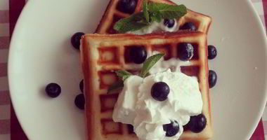Рецепт Бельгийских вафель с мороженным и взбитыми сливками