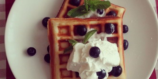 Рецепт Бельгийских вафель с мороженным и взбитыми сливками