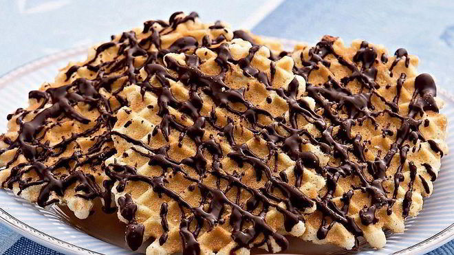 Рецепт цитрусовых вафель с шоколадным соусом