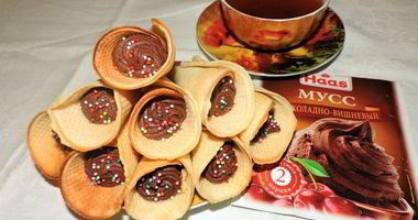 Рецепт Вафельных трубочек с шоколадно-вишневым муссом