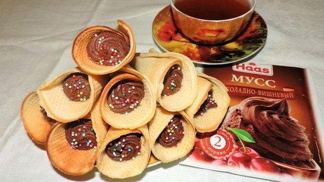 Рецепт вафельных трубочек с шоколадно-вишневым муссом