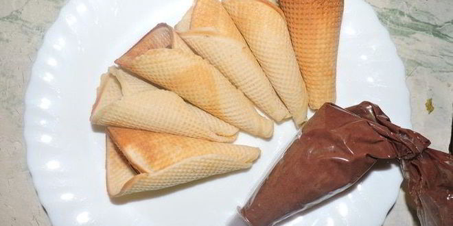 Рецепт вафельных трубочек с шоколадно-вишневым муссом