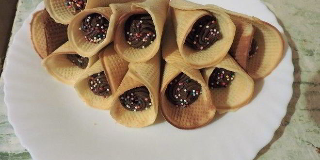 Рецепт вафельных трубочек с шоколадно-вишневым муссом