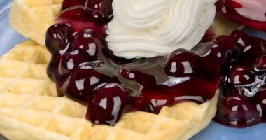 Рецепт Вафель из пахты с миндально-вишневым соусом и взбитыми сливками