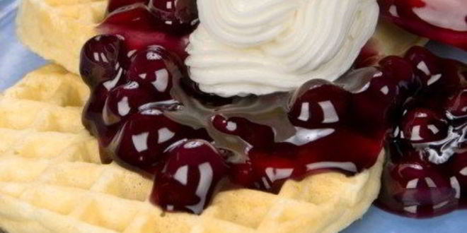 Рецепт Вафель из пахты с миндально-вишневым соусом и взбитыми сливками