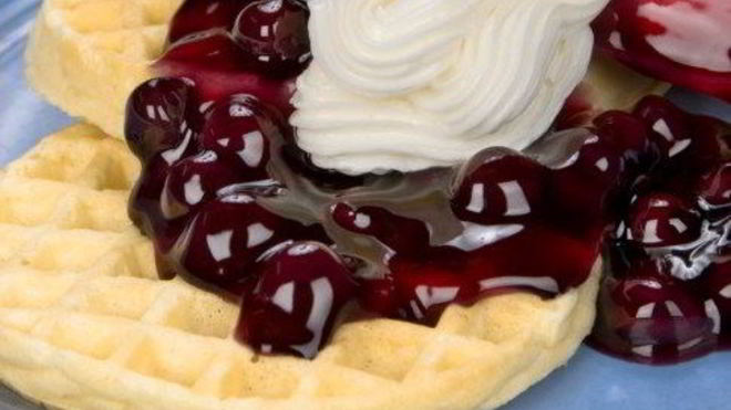 Рецепт вафель из пахты с миндально-вишневым соусом и взбитыми сливками
