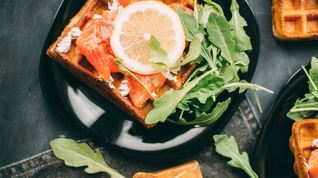 Рецепт Вафель с лососем, соусом и рукколой