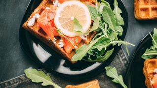 Рецепт Вафель с лососем, соусом и рукколой