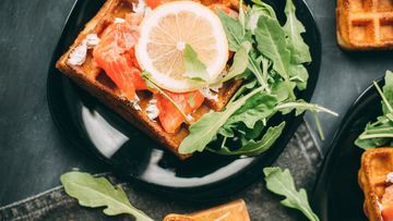 Рецепт Вафель с лососем, соусом и рукколой