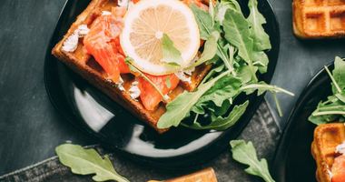 Рецепт Вафель с лососем, соусом и рукколой