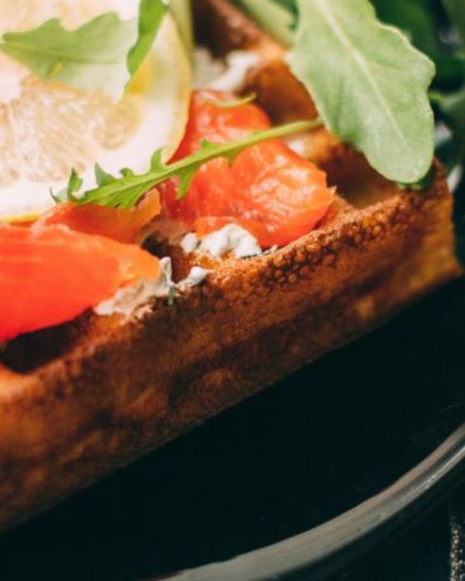 Рецепт вафель с лососем, соусом и рукколой