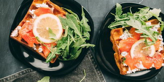 Рецепт вафель с лососем, соусом и рукколой