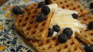 Рецепт Вафель с ягодами, медом и взбитыми сливками