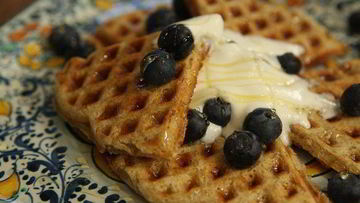 Рецепт Вафель с ягодами, медом и взбитыми сливками