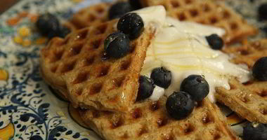 Рецепт Вафель с ягодами, медом и взбитыми сливками