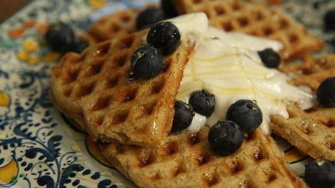 Рецепт вафель с ягодами, медом и взбитыми сливками