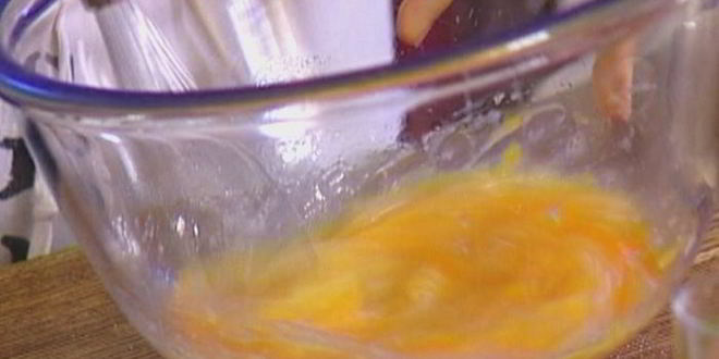 Рецепт вафель с ягодами, медом и взбитыми сливками