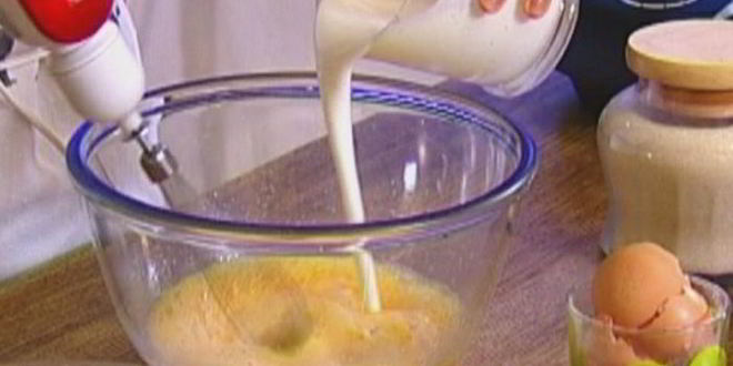 Рецепт вафель с ягодами, медом и взбитыми сливками