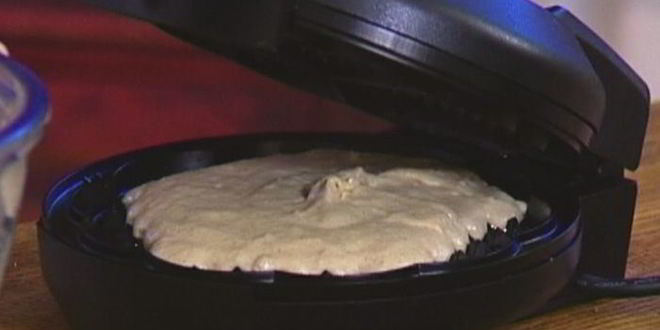 Рецепт вафель с ягодами, медом и взбитыми сливками